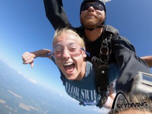Read more about the article Skydiving from 10.500 ft